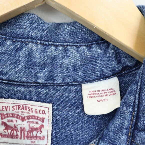 Levi's Women's Iconic Western Denim Shirt Medium Wash Size Small - Picture 4 of 10